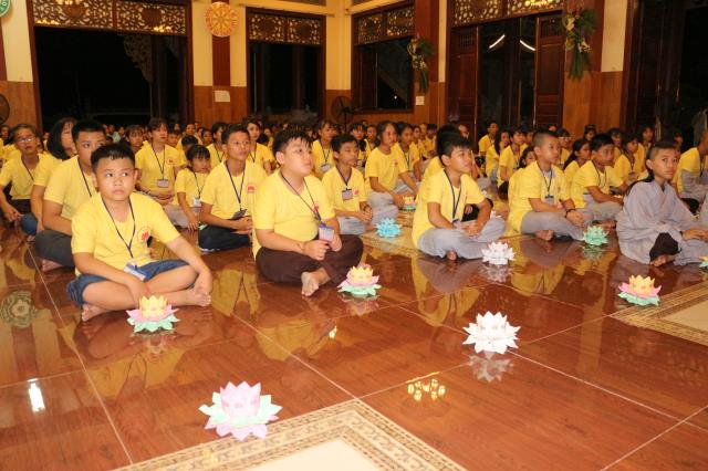 Xúc động đêm thắp nến tri ân tại khóa tu mùa hè “Đức Phật Trong Con” năm 2018
