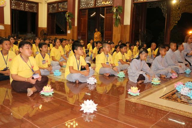 Xúc động đêm thắp nến tri ân tại khóa tu mùa hè “Đức Phật Trong Con” năm 2018