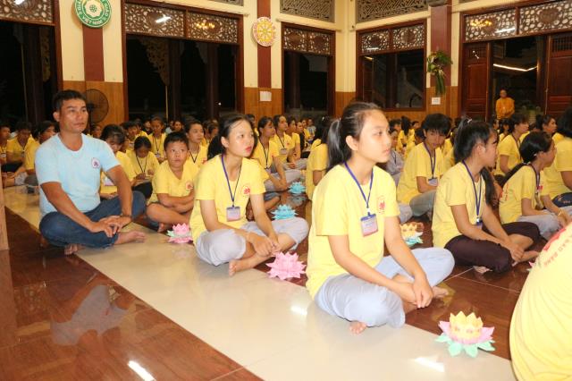 Xúc động đêm thắp nến tri ân tại khóa tu mùa hè “Đức Phật Trong Con” năm 2018