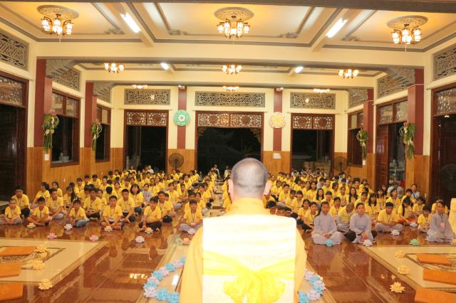 Xúc động đêm thắp nến tri ân tại khóa tu mùa hè “Đức Phật Trong Con” năm 2018