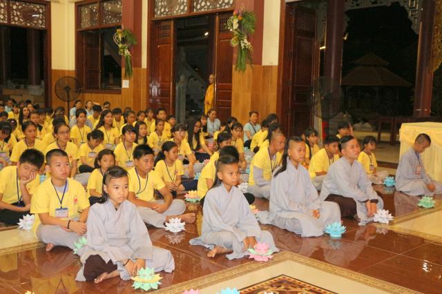 Xúc động đêm thắp nến tri ân tại khóa tu mùa hè “Đức Phật Trong Con” năm 2018