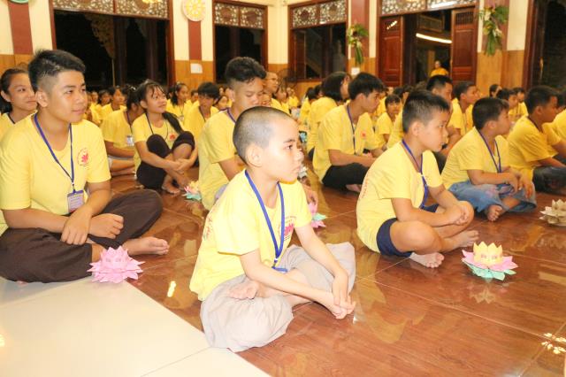 Xúc động đêm thắp nến tri ân tại khóa tu mùa hè “Đức Phật Trong Con” năm 2018