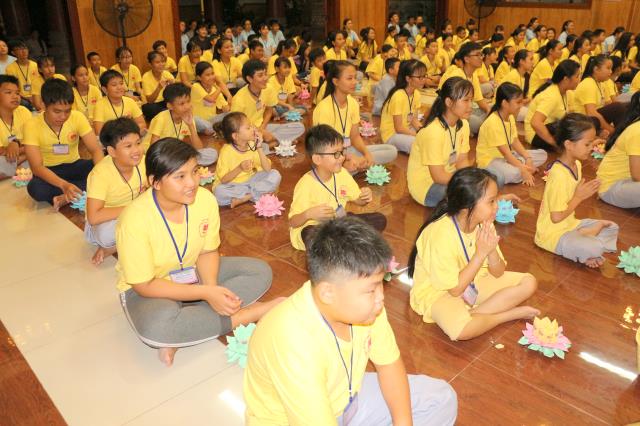 Xúc động đêm thắp nến tri ân tại khóa tu mùa hè “Đức Phật Trong Con” năm 2018