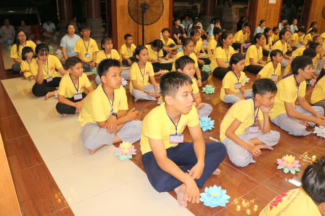 Xúc động đêm thắp nến tri ân tại khóa tu mùa hè “Đức Phật Trong Con” năm 2018