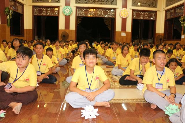 Xúc động đêm thắp nến tri ân tại khóa tu mùa hè “Đức Phật Trong Con” năm 2018