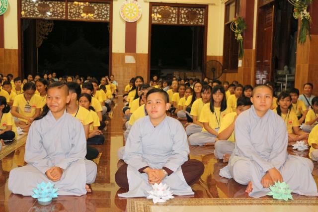 Xúc động đêm thắp nến tri ân tại khóa tu mùa hè “Đức Phật Trong Con” năm 2018