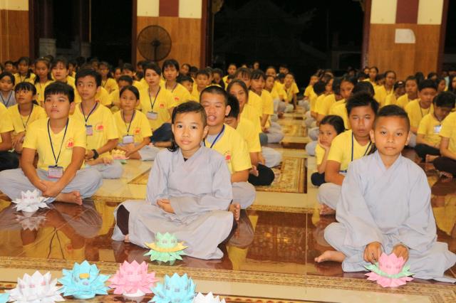 Xúc động đêm thắp nến tri ân tại khóa tu mùa hè “Đức Phật Trong Con” năm 2018