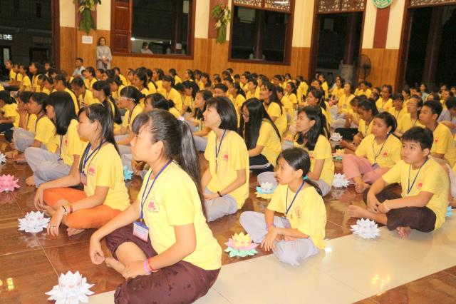 Xúc động đêm thắp nến tri ân tại khóa tu mùa hè “Đức Phật Trong Con” năm 2018