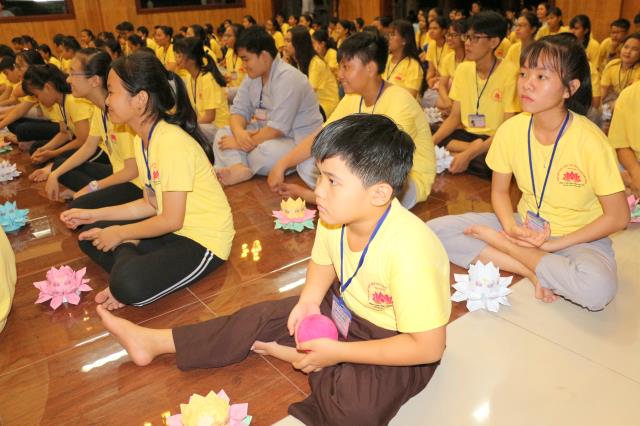 Xúc động đêm thắp nến tri ân tại khóa tu mùa hè “Đức Phật Trong Con” năm 2018