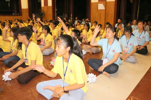 Xúc động đêm thắp nến tri ân tại khóa tu mùa hè “Đức Phật Trong Con” năm 2018