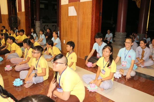 Xúc động đêm thắp nến tri ân tại khóa tu mùa hè “Đức Phật Trong Con” năm 2018