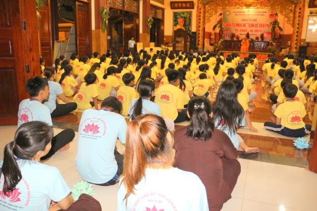 Xúc động đêm thắp nến tri ân tại khóa tu mùa hè “Đức Phật Trong Con” năm 2018