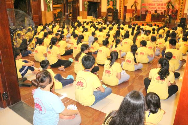 Xúc động đêm thắp nến tri ân tại khóa tu mùa hè “Đức Phật Trong Con” năm 2018