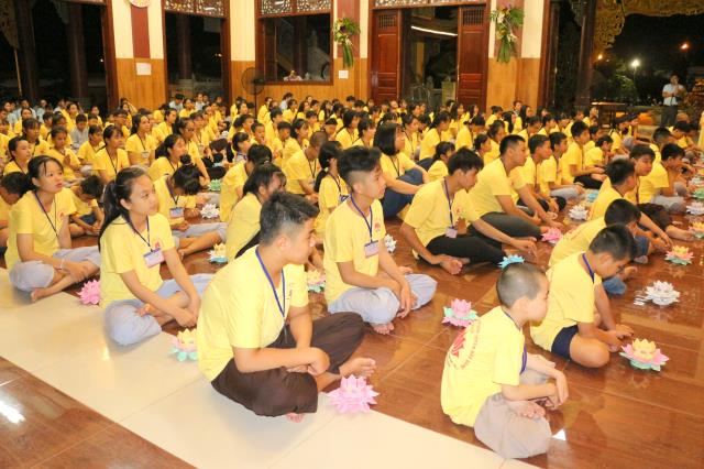 Xúc động đêm thắp nến tri ân tại khóa tu mùa hè “Đức Phật Trong Con” năm 2018