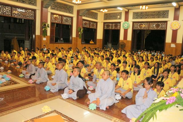 Xúc động đêm thắp nến tri ân tại khóa tu mùa hè “Đức Phật Trong Con” năm 2018