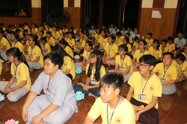 Xúc động đêm thắp nến tri ân tại khóa tu mùa hè “Đức Phật Trong Con” năm 2018