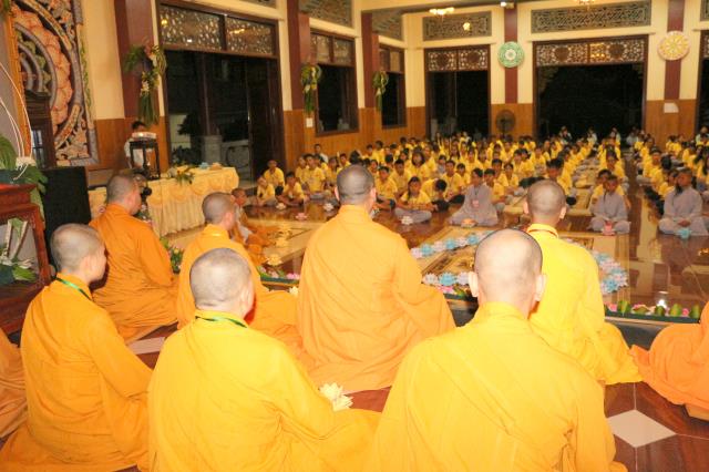 Xúc động đêm thắp nến tri ân tại khóa tu mùa hè “Đức Phật Trong Con” năm 2018