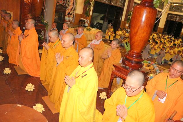 Xúc động đêm thắp nến tri ân tại khóa tu mùa hè “Đức Phật Trong Con” năm 2018