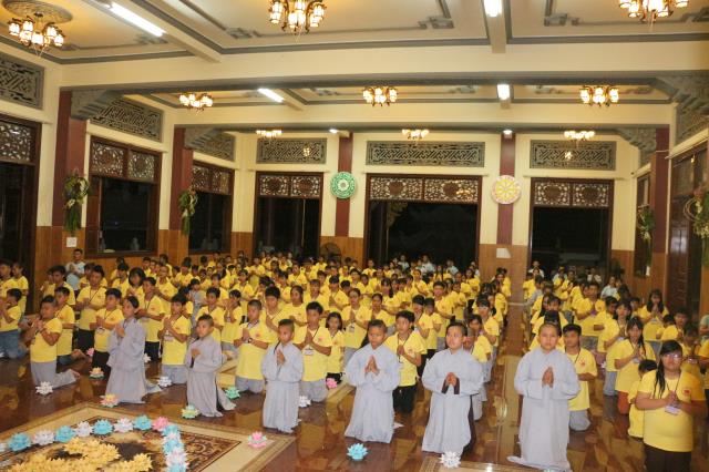 Xúc động đêm thắp nến tri ân tại khóa tu mùa hè “Đức Phật Trong Con” năm 2018