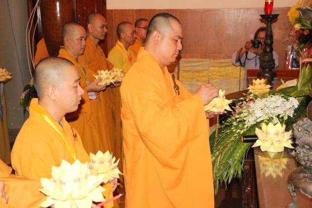 Xúc động đêm thắp nến tri ân tại khóa tu mùa hè “Đức Phật Trong Con” năm 2018