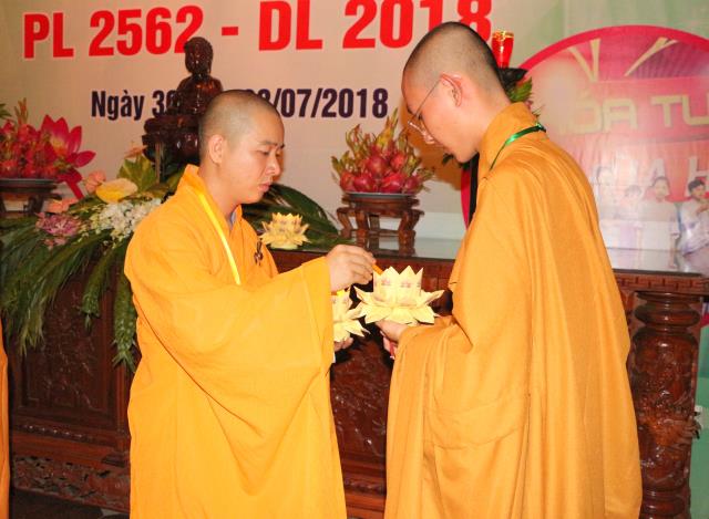 Xúc động đêm thắp nến tri ân tại khóa tu mùa hè “Đức Phật Trong Con” năm 2018