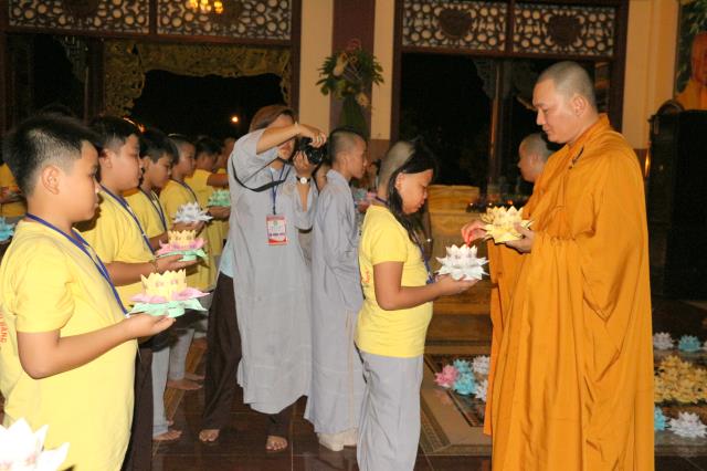 Xúc động đêm thắp nến tri ân tại khóa tu mùa hè “Đức Phật Trong Con” năm 2018