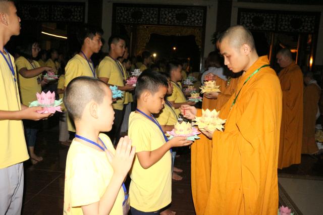 Xúc động đêm thắp nến tri ân tại khóa tu mùa hè “Đức Phật Trong Con” năm 2018