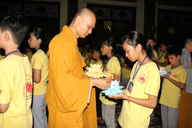 Xúc động đêm thắp nến tri ân tại khóa tu mùa hè “Đức Phật Trong Con” năm 2018