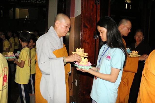 Xúc động đêm thắp nến tri ân tại khóa tu mùa hè “Đức Phật Trong Con” năm 2018