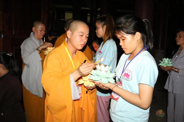 Xúc động đêm thắp nến tri ân tại khóa tu mùa hè “Đức Phật Trong Con” năm 2018