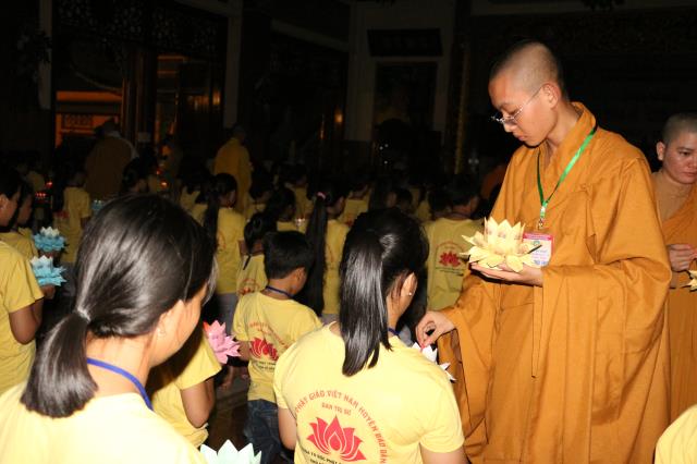 Xúc động đêm thắp nến tri ân tại khóa tu mùa hè “Đức Phật Trong Con” năm 2018