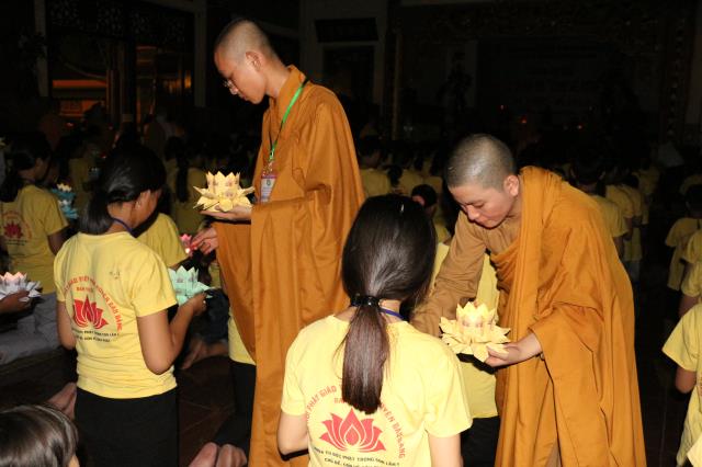 Xúc động đêm thắp nến tri ân tại khóa tu mùa hè “Đức Phật Trong Con” năm 2018