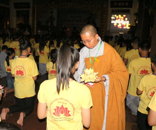 Xúc động đêm thắp nến tri ân tại khóa tu mùa hè “Đức Phật Trong Con” năm 2018
