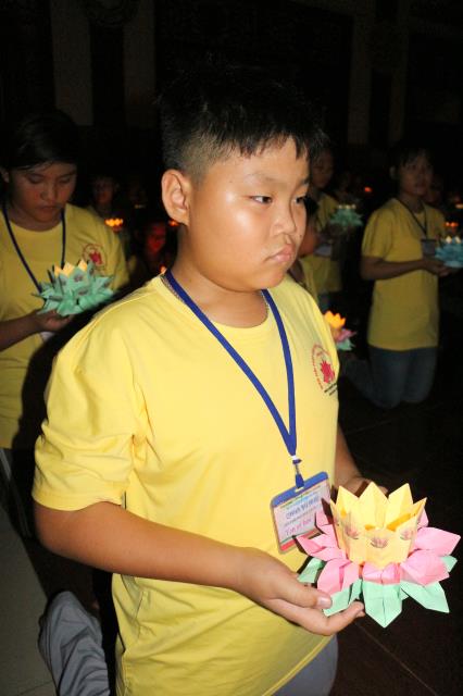 Xúc động đêm thắp nến tri ân tại khóa tu mùa hè “Đức Phật Trong Con” năm 2018