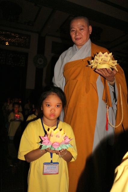 Xúc động đêm thắp nến tri ân tại khóa tu mùa hè “Đức Phật Trong Con” năm 2018