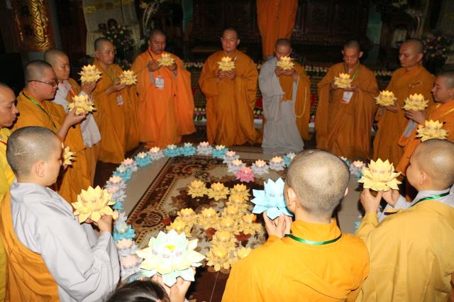 Xúc động đêm thắp nến tri ân tại khóa tu mùa hè “Đức Phật Trong Con” năm 2018