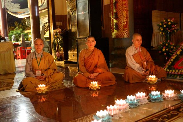 Xúc động đêm thắp nến tri ân tại khóa tu mùa hè “Đức Phật Trong Con” năm 2018