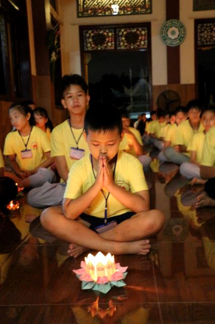 Xúc động đêm thắp nến tri ân tại khóa tu mùa hè “Đức Phật Trong Con” năm 2018