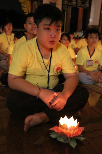 Xúc động đêm thắp nến tri ân tại khóa tu mùa hè “Đức Phật Trong Con” năm 2018