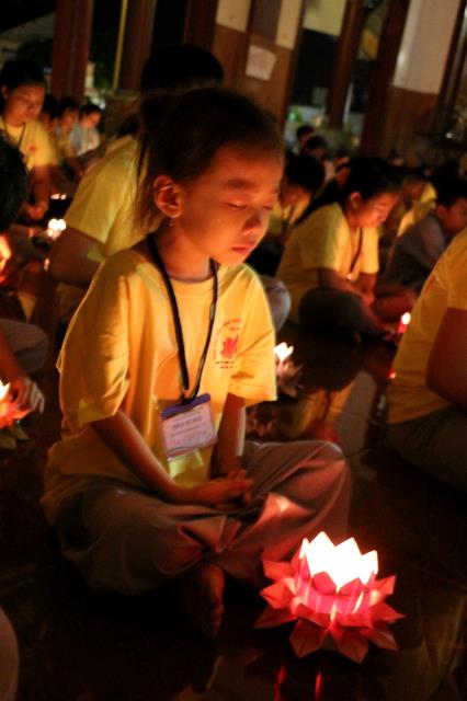 Xúc động đêm thắp nến tri ân tại khóa tu mùa hè “Đức Phật Trong Con” năm 2018