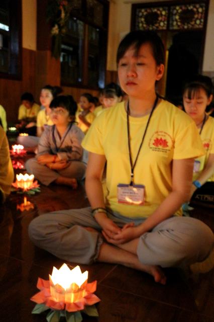 Xúc động đêm thắp nến tri ân tại khóa tu mùa hè “Đức Phật Trong Con” năm 2018