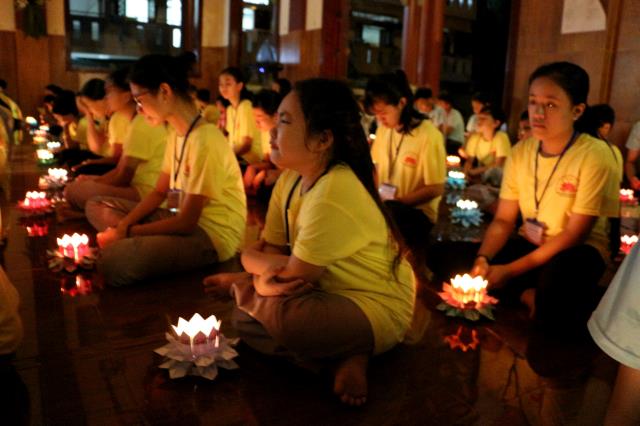 Xúc động đêm thắp nến tri ân tại khóa tu mùa hè “Đức Phật Trong Con” năm 2018