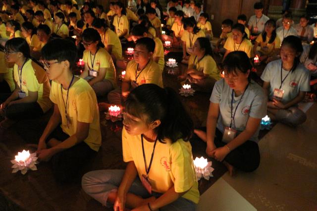 Xúc động đêm thắp nến tri ân tại khóa tu mùa hè “Đức Phật Trong Con” năm 2018