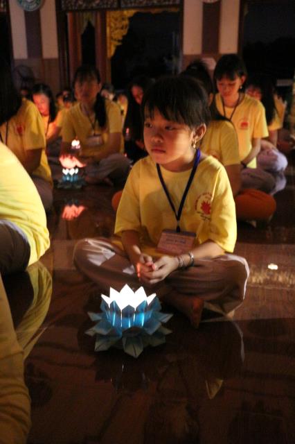 Xúc động đêm thắp nến tri ân tại khóa tu mùa hè “Đức Phật Trong Con” năm 2018