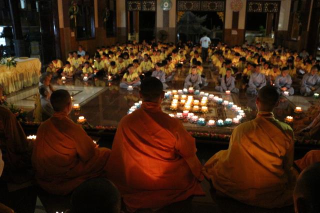 Xúc động đêm thắp nến tri ân tại khóa tu mùa hè “Đức Phật Trong Con” năm 2018