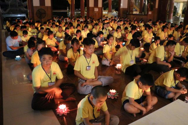 Xúc động đêm thắp nến tri ân tại khóa tu mùa hè “Đức Phật Trong Con” năm 2018