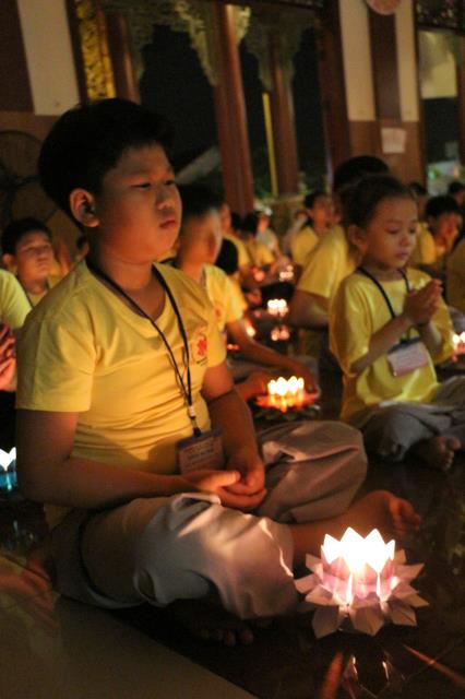 Xúc động đêm thắp nến tri ân tại khóa tu mùa hè “Đức Phật Trong Con” năm 2018