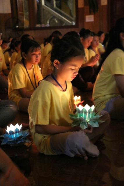 Xúc động đêm thắp nến tri ân tại khóa tu mùa hè “Đức Phật Trong Con” năm 2018