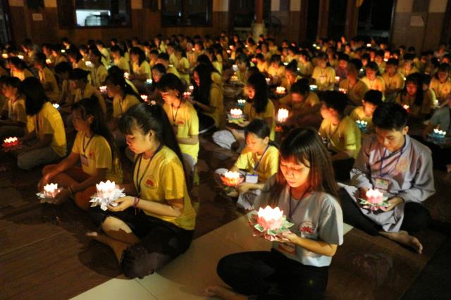 Xúc động đêm thắp nến tri ân tại khóa tu mùa hè “Đức Phật Trong Con” năm 2018