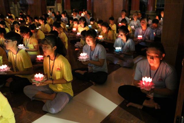Xúc động đêm thắp nến tri ân tại khóa tu mùa hè “Đức Phật Trong Con” năm 2018